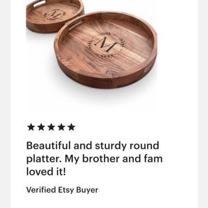 Bandeja de servir personalizada de madera de acacia con monograma grabado, ideal como regalo de inauguración de casa. imagen 15