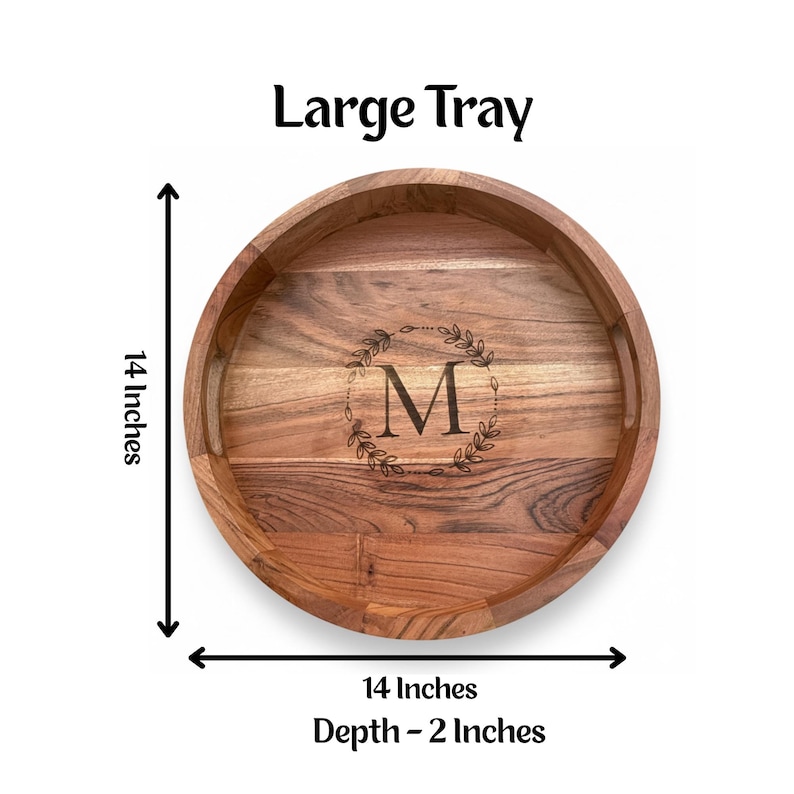 Puede incluir: Una bandeja redonda de madera con un acabado de vetas naturales. La bandeja tiene 35,5 cm de di&aacute;metro y 5 cm de profundidad. Presenta la letra "M" dentro de una corona decorativa. El texto "Large Tray" est&aacute; en la parte superior.