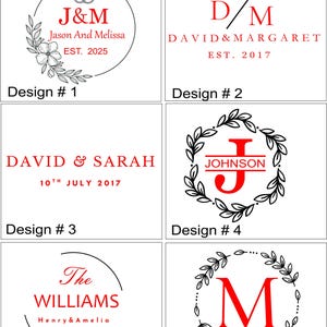 Puede incluir: Se muestran seis plantillas de dise&ntilde;o para bodas o eventos, cada una con texto rojo sobre fondo blanco. Los dise&ntilde;os incluyen nombres, iniciales y fechas, con elementos decorativos como acentos florales y coronas. El texto "The RED TEXT Will Be Customized With Your Details" est&aacute; en la parte superior.