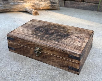Gravierte Lotus Mandala Erinnerungsbox aus Holz: Personalisierte Erinnerungsbox