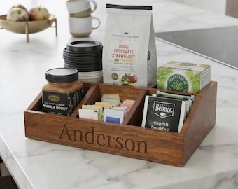 Organizzatore personalizzato per la zona caffè in legno di mango, con incisione personalizzata, ideale per la cucina (regalo per l'inaugurazione della casa).