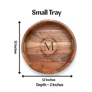 Puede incluir: Una bandeja redonda de madera de 30 cm de di&aacute;metro y 5 cm de profundidad. La bandeja presenta la letra "M" dentro de una corona decorativa. Las palabras "Small Tray" est&aacute;n impresas en la parte superior.