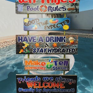 Puede incluir: Un letrero de madera con múltiples tablones, cada uno mostrando un mensaje diferente en texto colorido. El letrero superior dice "ten Thije's Pool Rules". Otros letreros dicen "Good Time Expected", "Have a Drink & Stay Hydrated", "Make Memories & Tell Stories" y "Friends are always WELCOME."