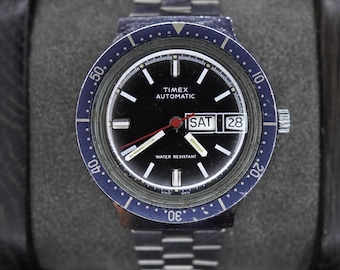 Reloj de hombre Timex automático vintage con fecha y día, estilo buceador, bisel azul, funciona.