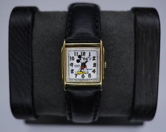 Reloj Lorus vintage de Mickey Mouse con forma de tanque / Reloj Lorus V811-5370 R0 con esfera cuadrada