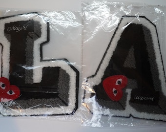 Parche bordado de chenilla con las letras "L" y "A" y un parche de corazón – Para coser o planchar