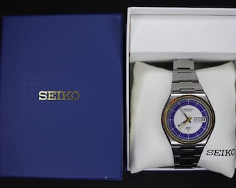 Reloj de hombre Seiko DX 6106-8629 automático vintage de 17 rubíes con fecha y día, esfera azul.