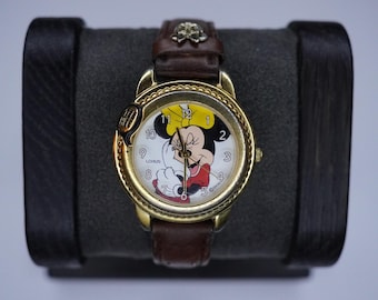 Reloj vintage Lorus Minnie Mouse “Tee Hee” con correa de cuero marrón dorado V52S-X002