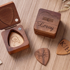 Personalisierter hölzerner Plektrum-Plektrum mit Halter Fall, kundenspezifische Plektrum-Box, Weihnachtsgeschenke für ihn Gitarristen, Gravur-Plektrum-Fall-Box