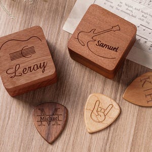 Púa de guitarra de madera personalizada con estuche, caja de púas personalizada, regalo de Navidad para él, estuche para púas de guitarra con grabado.