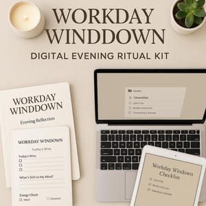 Könnte beinhalten: Ein digitales Abendritual-Kit mit dem Text "WORKDAY WINDDOWN" und "DIGITAL EVENING RITUAL KIT". Das Bild zeigt einen Laptop, ein Tablet, ein Notizbuch, eine Kerze und eine kleine Topfpflanze. Laptop und Tablet zeigen Checklisten.
