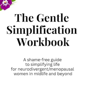 Puede incluir: Sobre un fondo blanco, el título "The Gentle Simplification Workbook" en negro. Debajo, el texto dice: "Una guía sin vergüenza para simplificar la vida de las mujeres neurodivergentes/menopáusicas en la mediana edad y más allá."