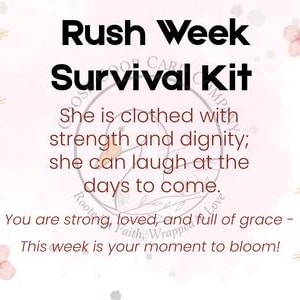 Op de afbeelding: Een rechthoekige kaart met de tekst Rush Week Survival Kit, gevolgd door het citaat She is clothed with strength and dignity; she can laugh at the days to come. Het bevat de tekst You are strong, loved, and full of grace - This week is your moment to bloom! versierd met roze bloemen en groene bladeren.
