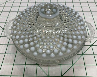 Dulcera antigua con tapa de piedra lunar opalescente con diseño de puntos en relieve y asas.