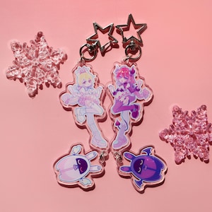Llavero acrílico doble chibi de Alice y Ukinaimi Yuzuha de Zenless Zone Zero, con cuernos de diablo de pelo rojo y un dije de mochila de murciélago demoníaco morado para fans.
