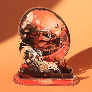 Könnte beinhalten: Ein mehrschichtiger Acrylständer mit einer Anime-Illustration in Rot-, Schwarz- und Weißtönen. Das Kunstwerk zeigt eine Figur mit fließendem Haar und aufwendiger Kleidung. Auf der Basis des Ständers steht der Text "MYDELIMOS".