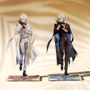 Könnte beinhalten: Zwei Acryl-Standfiguren mit Anime-Charakteren. Eine Figur trägt ein weißes Outfit mit langem Mantel, die andere ein schwarzes Outfit mit blau gefüttertem Mantel. Beide haben silbernes Haar und stehen auf rechteckigen Sockeln.