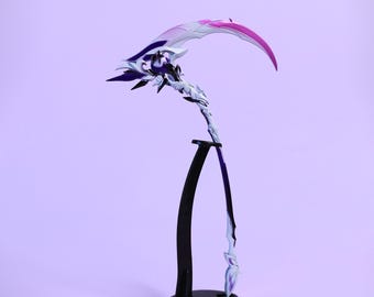 Réplica de la guadaña Castorice de metal de Honkai Star Rail. Presenta una impresionante hoja con degradado de lavanda a púrpura y intrincados motivos florales.