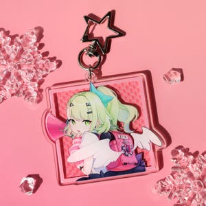 Zenless Zone Zero Sunna Chibi Acrylic Keychain with Megaphone and Backpack, Green Hair Blue Bow Collectible Anime Fan Gift Backpack Charm