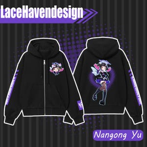 Könnte beinhalten: Ein schwarzer Kapuzenpullover mit Reißverschluss, der auf der linken Brust und auf dem Rücken eine Anime-Figur zeigt. Die Ärmel sind mit dem violetten Text "Angels of Delusion Nangong Yu" und einem kleinen violetten Aufnäher versehen.