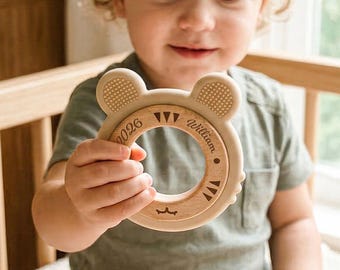 Anéis de dentição de silicone personalizados para bebês, anel de madeira gravado, brinquedo sensorial, presente para recém-nascido.