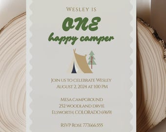 Plantilla de invitación para el primer cumpleaños de un campista feliz: cumpleaños de camping. Descarga digital editable e imprimible en Canva.