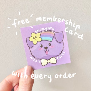 Pu&ograve; includere: Carta viola con un cane di cartone animato che indossa una fascia arcobaleno e un fiore giallo. La carta dice "carta di iscrizione gratuita" e "i pensieri non sono fatti".