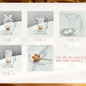 Peut inclure: Image de quatre vases en verre transparent de diff&eacute;rents mod&egrave;les, avec des mesures en centim&egrave;tres. Le vase 1 mesure 5 cm de haut, le vase 2 mesure 4,3 cm de haut, le vase 3 mesure 4 cm de haut et le vase 4 mesure 4,1 cm de haut. Une petite fleur est &eacute;galement montr&eacute;e. Le texte indique : "LA TAILLE DE CHAQUE FLEUR PEUT VARIER L&Eacute;G&Egrave;REMENT."