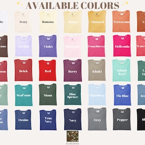 Puede incluir: Una exhibici&oacute;n de camisetas en una variedad de colores, incluyendo blanco, marfil, pl&aacute;tano y mostaza. El texto "AVAILABLE COLORS" est&aacute; en la parte superior. Otros colores incluyen espresso, orqu&iacute;dea, violeta y carmes&iacute;.