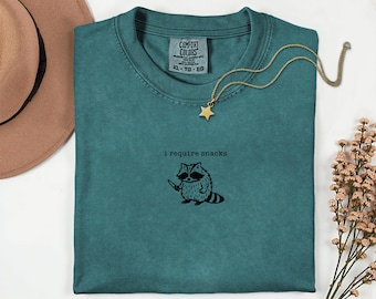 Camiseta de mapache "Necesito bocadillos", divertida y adorable camiseta de mapache, cómoda y gráfica para amantes de los bocadillos, regalo con humor animal, divertida y moderna.