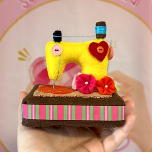 Handmade Felt Sewing Machine Pincushion - Miniature Sewing Room Decor - Gift for Seamstress or Quilter Yellow