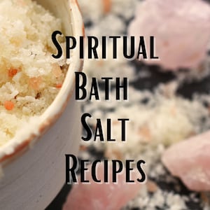 Könnte beinhalten: Nahaufnahme einer weißen Schüssel gefüllt mit Badesalz. Die Schüssel steht auf einer schwarzen Oberfläche mit verstreuten rosa Kristallen. Der Text "SPIRITUAL BATH SALT RECIPES" ist in fetten schwarzen Buchstaben auf dem Bild geschrieben.