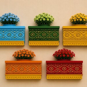 Könnte beinhalten: Sechs farbenfrohe Wandpflanzkästen, jeweils gefüllt mit leuchtenden Blumen. Die Pflanzkästen sind in Blau, Grün, Gelb, Orange und Rot bemalt und mit dekorativen Goldakzenten versehen. Eine fröhliche Präsentation für Innen- oder Außenbereiche.