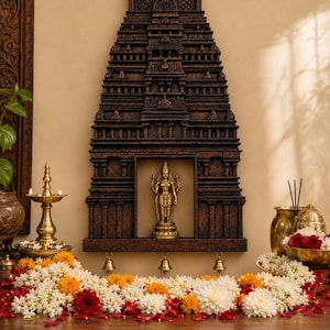 Handgesneden houten tempelgopuram wanddecoratie met messing bellen, Indiaas spiritueel huisaltaar