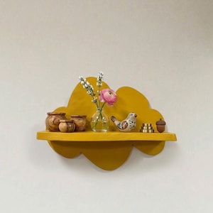 Op de afbeelding: Een rustiek houten bord met de handgeschreven tekst "Welcome to our home". Het rechthoekige bord heeft een verweerde afwerking en een eenvoudig, uitnodigend ontwerp, geschikt voor binnen of buiten.