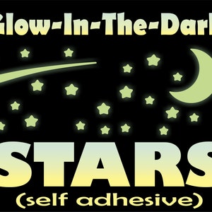 Puede incluir: Estrellas y una luna creciente que brillan en la oscuridad sobre un fondo negro. El texto "STARS (self adhesive)" est&aacute; debajo de la imagen.