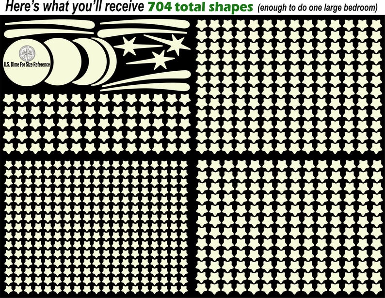 Puede incluir: Una imagen en blanco y negro que muestra 704 formas de estrellas y lunas que brillan en la oscuridad. La imagen incluye una moneda de diez centavos de los Estados Unidos como referencia de tama&ntilde;o. El texto "Here's what you'll receive 704 total shapes (enough to do one large bedroom)" est&aacute; en la parte superior de la imagen.