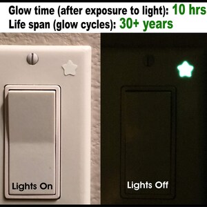 Puede incluir: Un interruptor de luz blanco con una pegatina de estrella verde brillante. El texto "Lights On" est&aacute; impreso en el interruptor. El texto "Glow time (after exposure to light): 10 hrs" y "Life span (glow cycles): 30+ years" est&aacute; impreso encima del interruptor.