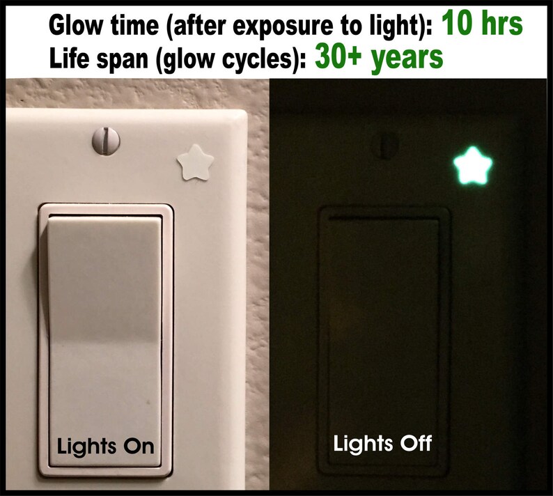 Puede incluir: Un interruptor de luz blanco con una pegatina de estrella verde brillante. El texto "Lights On" est&aacute; impreso en el interruptor. El texto "Glow time (after exposure to light): 10 hrs" y "Life span (glow cycles): 30+ years" est&aacute; impreso encima del interruptor.