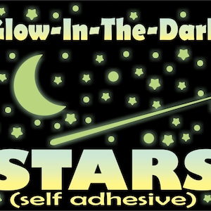 Może przedstawiać: Gwiazdy świecące w ciemności i półksiężyc z gwiazdą spadającą na czarnym tle. Tekst "Glow-in-the-Dark Stars (self adhesive)" jest nadrukowany na obrazie.