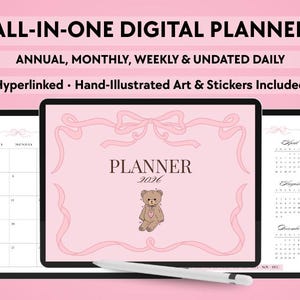 Könnte beinhalten: Digitaler Planer auf drei Tablets, mit rosa Design und Teddybär-Illustration. Der Text lautet "ALL-IN-ONE DIGITAL PLANNER" und "PLANNER 2026". Enthält Jahres-, Monats-, Wochen- und undatierte Tagesansichten mit handgezeichneten Kunstwerken und Stickern.