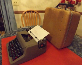 Vintage Royal 40-50s Portable Typewriter working condition Gift idea.