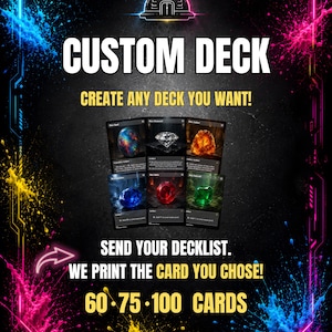Puede incluir: Un gráfico promocional para un servicio de mazos de cartas personalizados con el texto CUSTOM DECK, CREATE ANY DECK YOU WANT, SEND YOUR DECKLIST, WE PRINT THE CARD YOU CHOSE y 60 75 100 CARDS. Seis cartas negras con ilustraciones de gemas.