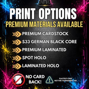 K&ouml;nnte beinhalten: Ein schwarzes Hinweisschild mit neonblauen und rosafarbenen Akzenten am Rand, das Druckoptionen auflistet: Premium Cardstock, S33 German Black Core, Premium Laminated, Spot Holo und Laminated Holo. Es enth&auml;lt ein Symbol f&uuml;r keine Kartenr&uuml;ckseite.