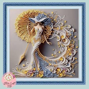Pode incluir: Obra de arte emoldurada com uma mulher em um vestido e chapéu ornamentados, segurando um guarda-sol dourado. O vestido e os acessórios são adornados com brilhos dourados, prateados e azuis. A obra está sobre um fundo cinza.
