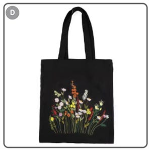 Puede incluir: Bolso tote negro con un dise&ntilde;o de bordado floral colorido. Las flores bordadas incluyen flores blancas, amarillas, rojas y rosas. El bolso tiene dos asas negras.