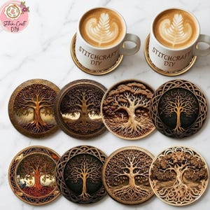 Peut inclure: Ensemble de dessous de verre en bois avec des motifs d'arbres de vie complexes. Deux tasses de café avec du latte art reposent sur des dessous de verre assortis. Les dessous de verre sont ronds et de couleurs marron clair à foncé.