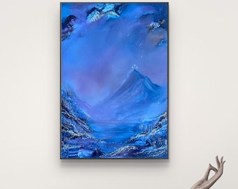 Puede incluir: Pintura abstracta de un paisaje montañoso en tonos azules y morados. La obra presenta un pico montañoso, una masa de agua y un cielo nublado. La pintura está enmarcada en un marco negro y cuelga de una pared blanca.