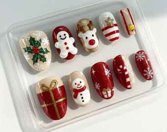 Unhas decoradas com flocos de neve, Papai Noel e renas natalinas, unhas postiças para as festas de fim de ano, unhas fofas e festivas, designs de unhas natalinas, unhas natalinas com glitter vermelho.