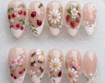 Cottagecore Garten Drücken Sie auf die Nägel | Erdbeere und Kirsche handbemalte Nägel | Süße Biene Schmetterling Fehler Nägel | Blumen Gänseblümchen Nägel